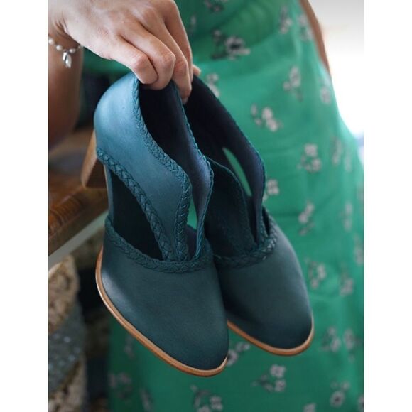 ELF  Leather in and out Spirit Walker Booties In Emerald Size 6 New - Picture 6 of 9